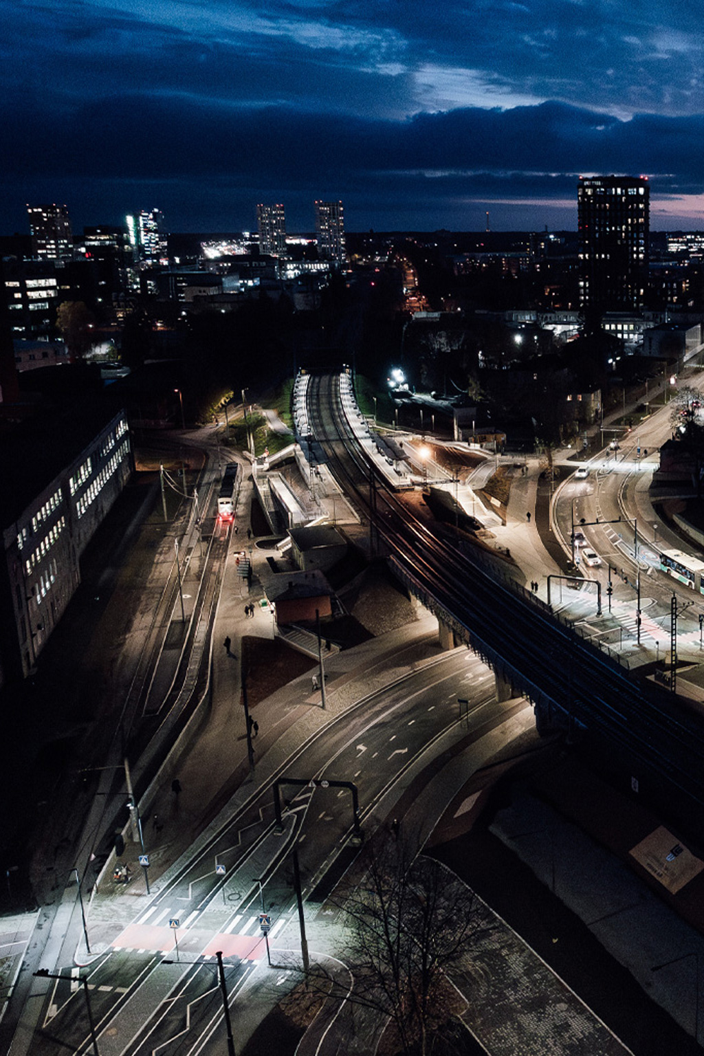 Tondi rail crossing by night